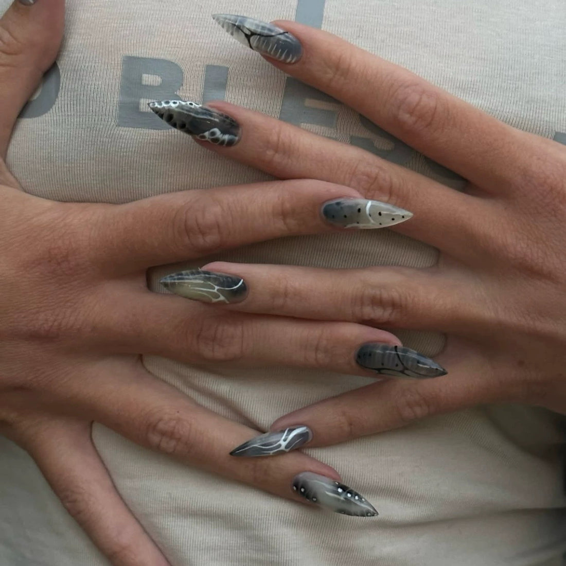 HexClaw | black gradient polka dot nails,  claw press on nails，acrylic press on nails，nails press on，armor，claw nails，werewolf nails